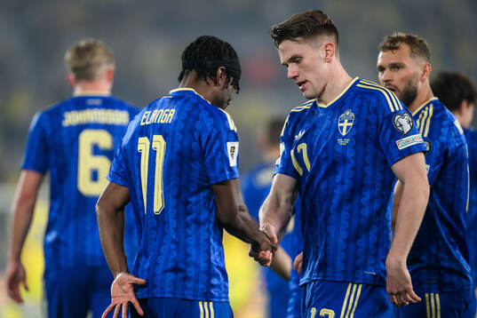 Anthony Elanga and Viktor Gyökeres of Sweden celebrate