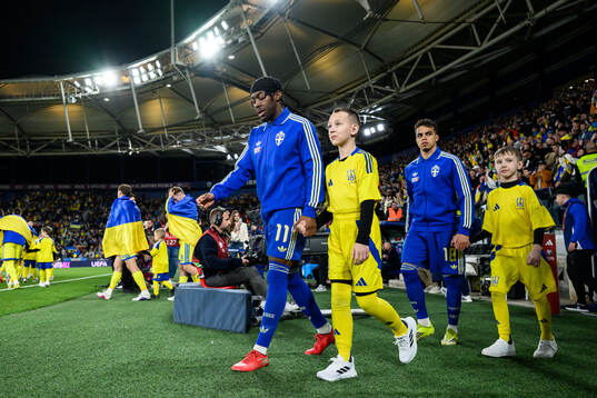 Anthony Elanga and Yasin Ayari of Sweden