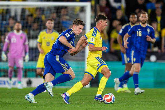 Viktor Gyökeres of Sweden and Georgiy Sudakov of Ukraine