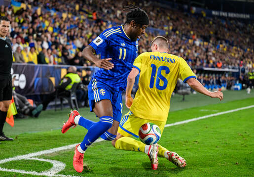 Anthony Elanga of Sweden and Vitaliy Mykolenko of Ukraine