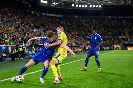 Viktor Gyökeres of Sweden and Vitaliy Mykolenko of Ukraine