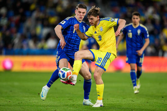 Viktor Gyökeres of Sweden and Yehor Yarmoliuk of Ukraine