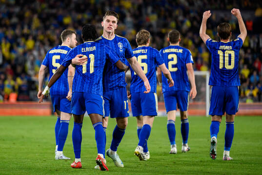 Anthony Elanga and Viktor Gyökeres of Sweden celebrate