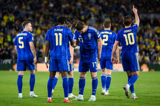 Anthony Elanga and Viktor Gyökeres of Sweden celebrate