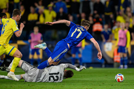 goalkeeper Anatoliy Trubin of Ukraine and Viktor Gyökeres