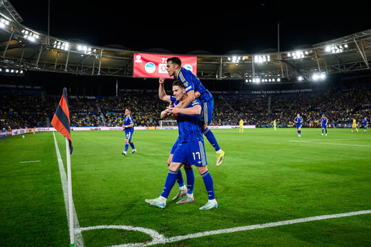 Viktor Gyökeres and Yasin Ayari of Sweden celebrate