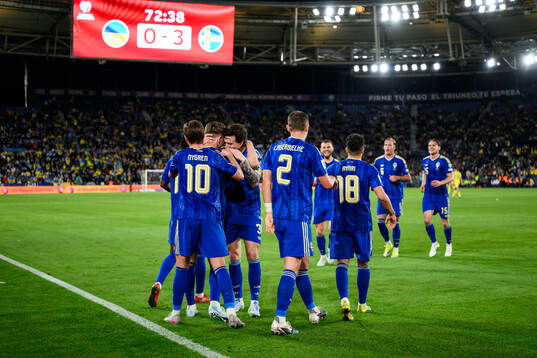 Viktor Gyökeres and Victor Nilsson Lindelöf of Sweden