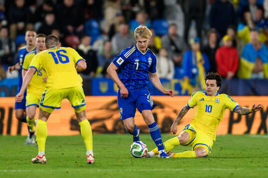 Lucas Bergvall of Sweden and Mykola Shaparenko of Ukraine