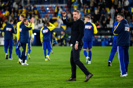 head coach Graham Potter of Sweden celebrate