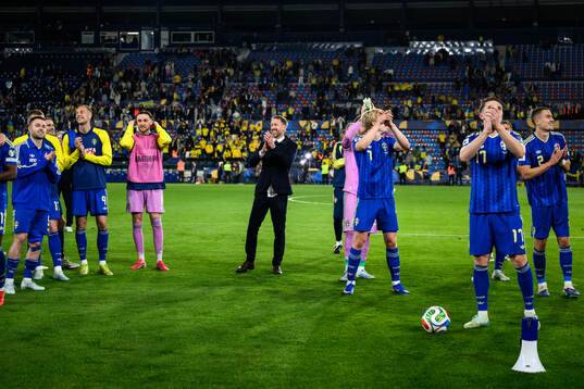 head coach Graham Potter of Sweden celebrates