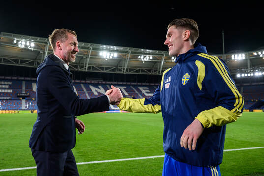 head coach Graham Potter and Viktor Gyökeres of Sweden