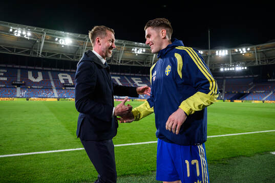 head coach Graham Potter and Viktor Gyökeres of Sweden