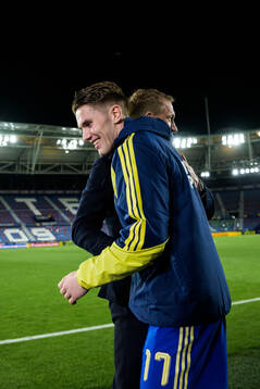 Viktor Gyökeres gets a hug from head coach Graham Potter