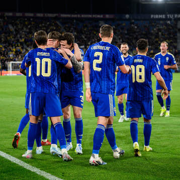 Viktor Gyökeres and Victor Nilsson Lindelöf of Sweden