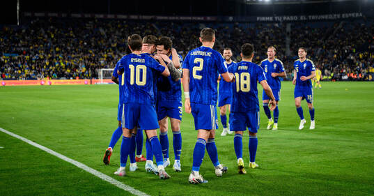 Viktor Gyökeres and Victor Nilsson Lindelöf of Sweden