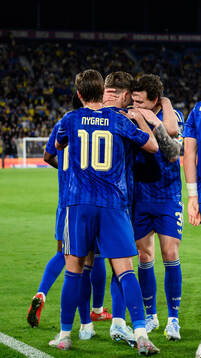 Viktor Gyökeres and Victor Nilsson Lindelöf of Sweden