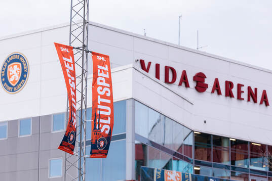 Slutspelsflaggor utanför Vida arena