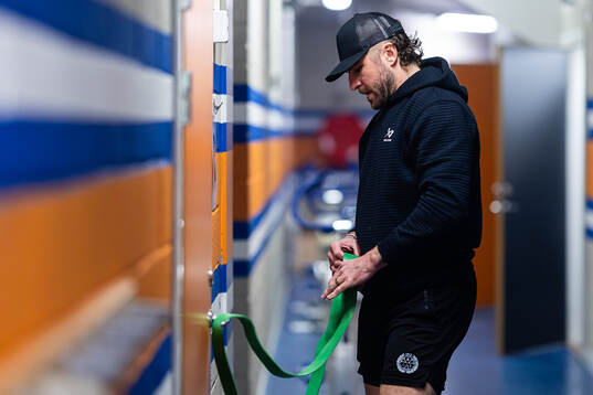 Brynäs Luke Witkowski värmer upp
