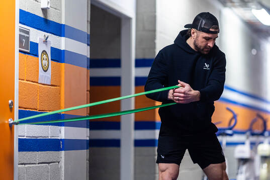 Brynäs Luke Witkowski värmer upp