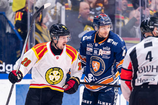 Brynäs Johannes Kinnvall jublar och Växjös Keegan Lowe
