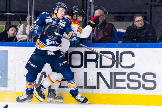 Växjös Kalle Kratz tacklar Brynäs Johan Larsson