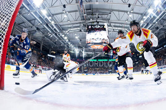 Växjös Kalle Kratz gör mål 5-3. Med i bild Brynäs