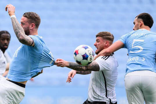 Malmö FFs Pontus Jansson och Landskronas Markus
