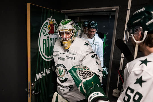 Färjestads målvakt Melker Thelin och Linus Johansson