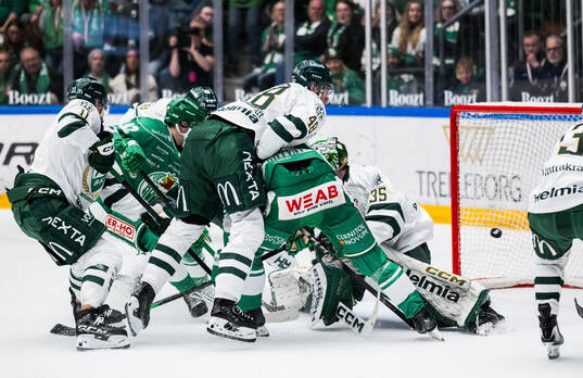 Rögles Isac Solberg och Färjestads målvakt Melker Thelin