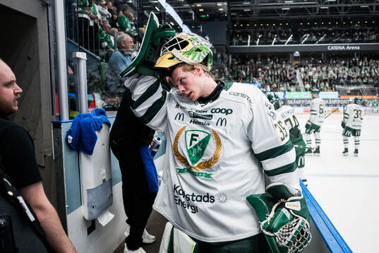 Färjestads målvakt Melker Thelin deppar
