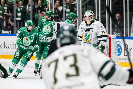 Färjestads målvakt Melker Thelin deppar