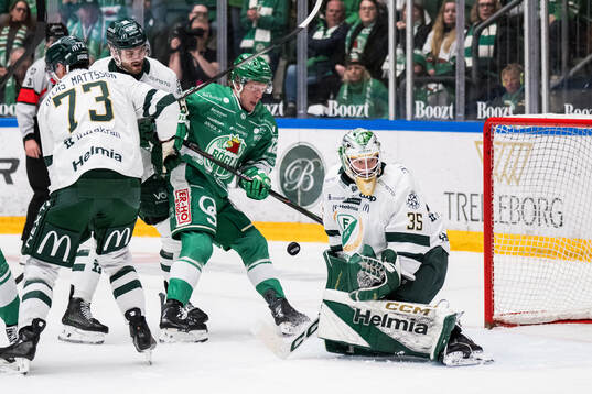 Rögles Fredrik Olofsson och Färjestads målvakt Melker