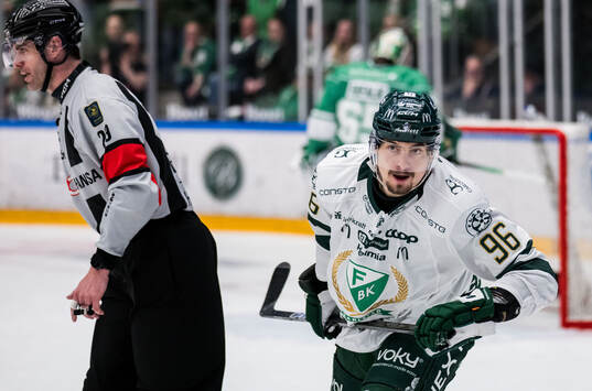 Färjestads David Tomasek jublar