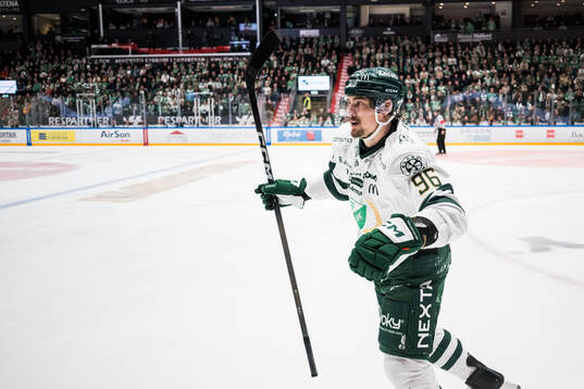 Färjestads David Tomasek jublar
