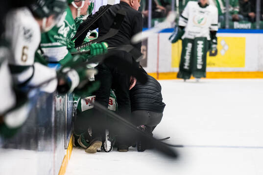 Rögles Mark Friedman får vård av medicinsk personal