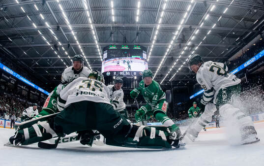 Rögles Isac Solberg gör 3-0 mot Färjestads målvakt