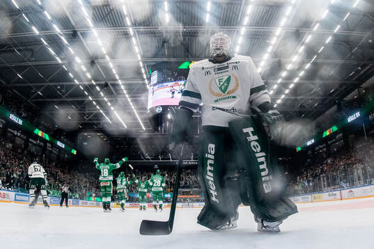 Färjestads målvakt Melker Thelin deppar