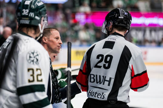 Färjestads tränare Cam Abbott och Domare Kristoffer