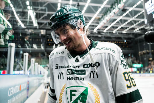 Färjestads David Tomasek jublar
