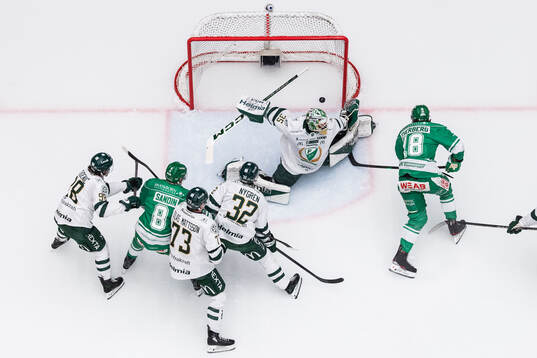 Färjestads målvakt Emil Larmi gör mål på Rögles