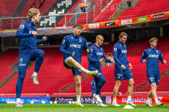 Kristian Thorstvedt, Jørgen Strand Larsen and players of