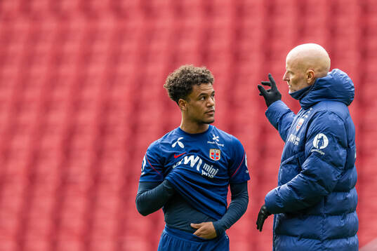 Oscar Bobb and Ståle Solbakken, head coach of the