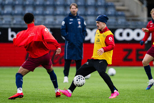 Marius Broholm of Norway warms up