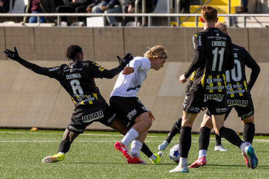 Häckens Abdoulaye Doumbia och Mjällbys Bork Bang Kittilsen