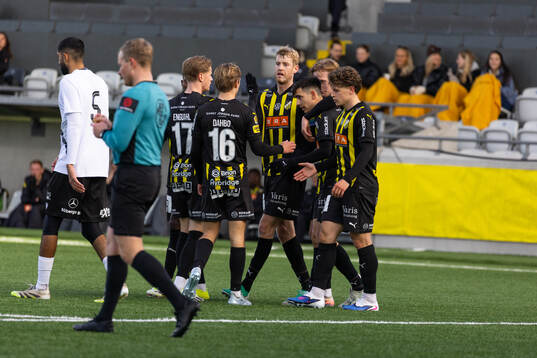 Häckens spelare jublar