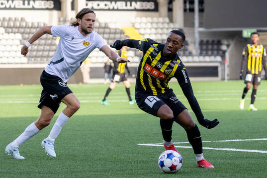 Mjällbys Tom Pettersson och Häckens Sanders Ngabo