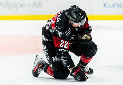 Malmö Redhawks Janne Kuokkanen har ont