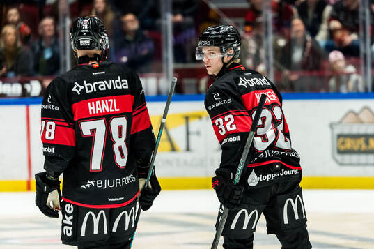 Malmö Redhawks Robin Hanzl och Joona Ikonen deppar
