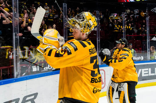 Skellefteås målvakt Linus Söderström jublar