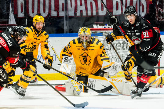 Malmö Redhawks Topi Niemelä och Axel Sundberg och